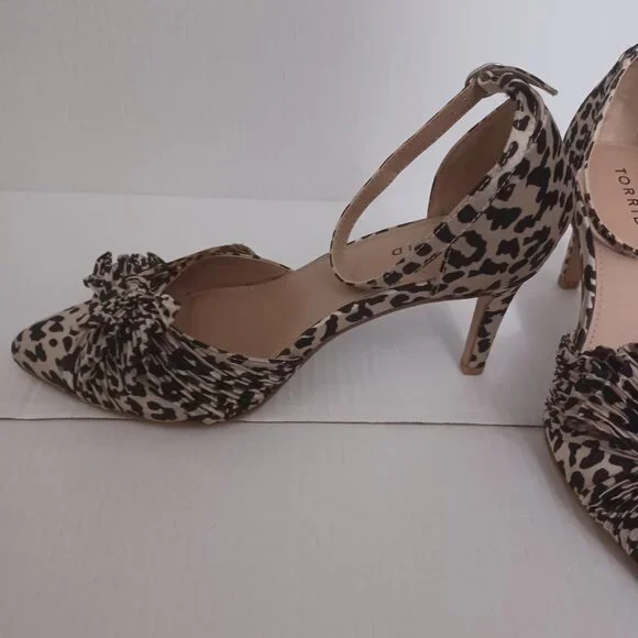 TORRID SATIN BOW LEOPARD PUMP SHOES - Picture 8 of 14